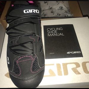 NWT CYCLING SHOES SIZD 9 / 41